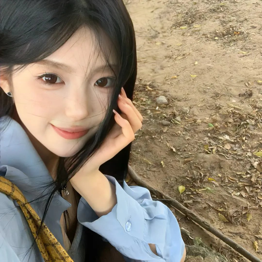戴流苏耳环的少女